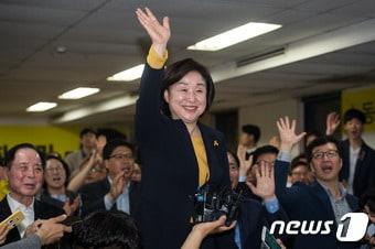 본문 이미지 - 심상정 정의당 대선후보가 9일 서울 여의도 제2당사에서 제19대 대통령선거 개표방송을 지켜 본 후 소회를 밝히기 앞서 손을 흔들고 있다. 2017.5.9/뉴스1 ⓒ News1 유승관 기자