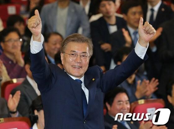 본문 이미지 - 문재인 더불어민주당 대선 후보가 9일 서울 여의도 국회 의원회관에서 19대 대통령 선거 출구조사 방송을 보며 당원들의 환호에 두 팔 벌려 화답하고 있다. 2017.5.9/뉴스1 ⓒ News1 박지혜 기자