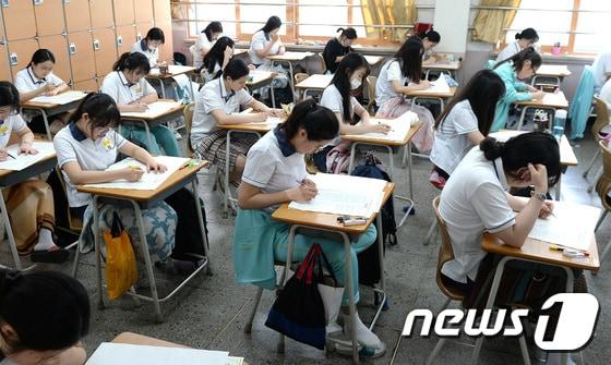 본문 이미지 - 경기도 수원시 영통구 효원고등학교에서 3학년 학생들이 1일 오전 6월 수능모의고사인 2017년 전국연합학력평가를 치르고 있다./뉴스1 ⓒ News1 오장환 기자
