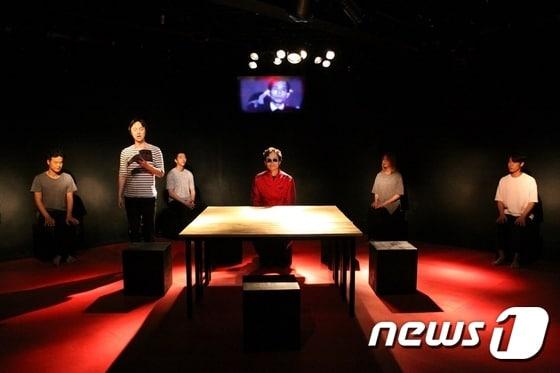 본문 이미지 - 연극 '국부' 전작인  '해야된다' 공연 장면  ⓒ News1