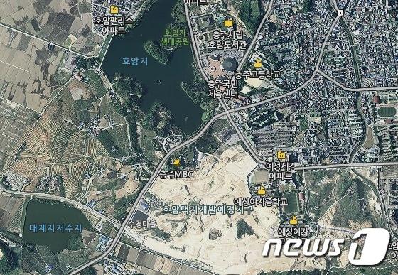 본문 이미지 - 충북 충주시가 오는 2020년 7월 시행되는 공원일몰제에 따라 추진한 ‘호암근린공원’ 민간공원 개발사업이 무산됐다. 사진은 충주호암택지지구(네이버 지도 캡처).ⓒ News1