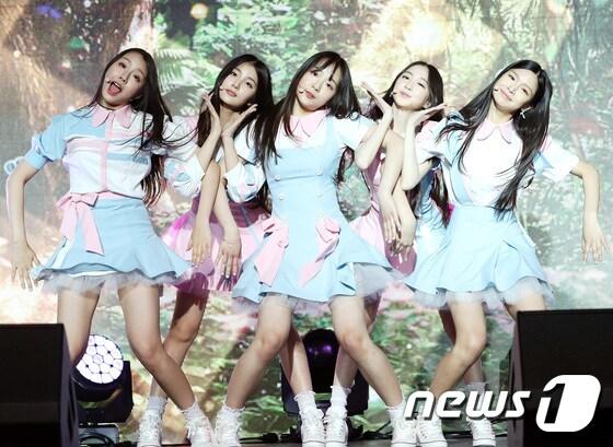 본문 이미지 - 엘리스(ELRIS) 소희가 1일 오전 서울 삼성동 섬유센터에서 열린 데뷔 앨범 'WE, first' 발매 쇼케이스에서 사랑스러운 공연을 선보이고 있다. ⓒ News1 권현진 기자