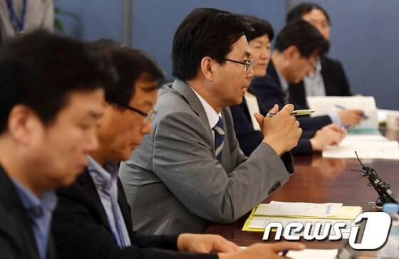 본문 이미지 - 이한주 국정기획자문위원회 경제1분과 위원장(왼쪽 세번째)이 1일 서울 종로구 통의동 국정기획자문위원회에서 열린 서민금융진흥원 업무보고에서 모두발언을 하고 있다. 2017.6.1/뉴스1 ⓒ News1 이동원 기자