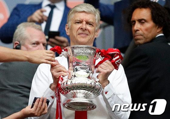 본문 이미지 - 아스널과 2년 재계약을 맺은 아르센 벵거 감독. ⓒ AFP=News1