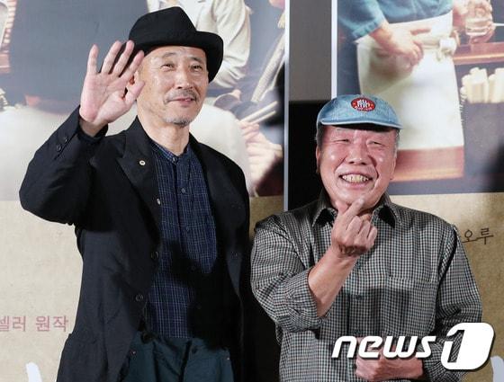 본문 이미지 - 일본배우 코바야시 카오루와 후와 만사코(오른쪽)가 1일 오후 서울 롯데시네마 건대입구에서 열린 영화 \'심야식당2\' 언론시사회에 참석해 포즈를 취하고 있다. ⓒ News1 권현진 기자