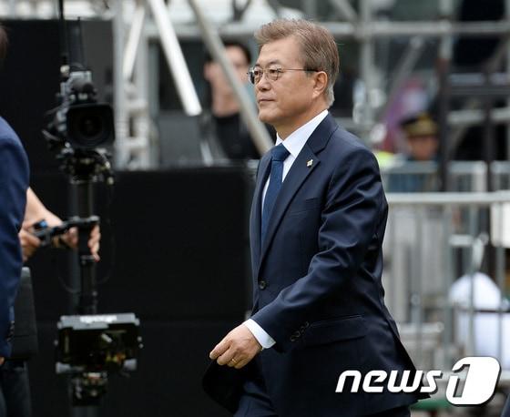 본문 이미지 - 문재인 대통령이  2017년 서울 중구 서울광장에서 열린 6·10 민주항쟁 30주년 기념식에 참석하고 있다. 2017.6.10/뉴스1 ⓒ News1 이재명 기자