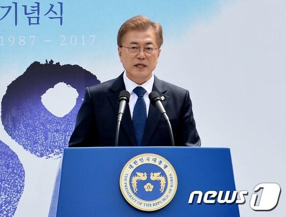 본문 이미지 - 문재인 대통령이 지난 2017년 6월10일 서울 중구 서울광장에서 열린 6·10 민주항쟁 30주년 기념식에서 기념사를 하고 있는 모습. 2017.6.10/뉴스1 ⓒ News1 이재명 기자