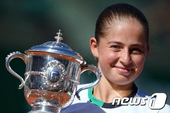 본문 이미지 - 프랑스 파리 롤랑가로스 스타디움에서 열린 2017년 프랑스오픈에서 옐레나 오스타펜코가 시모나 할렙을 꺾고 우승했다.ⓒ AFP=News1