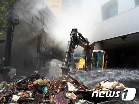 본문 이미지 - 2017년 발생한 청주광역쓰레기매립장 화재 사고. (자료사진) ⓒ News1 