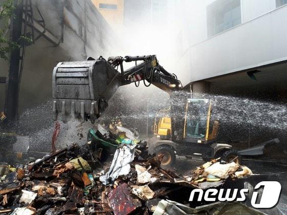 본문 이미지 - 11일 오전 8시20분께 충북 청주시 흥덕구 휴암동 청주광역쓰레기소각장에서 화재가 발생해 2시간여만에 진화됐다. 소방당국이 중장비를 이용, 잔화 정리를 벌이고 있다.&#40;청주서부소방서제공&#41; 2017.6.11/뉴스1 ⓒ News1 남궁형진 기자