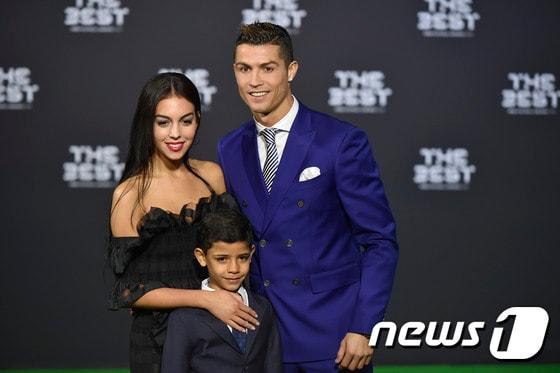 본문 이미지 - 크리스티아누 호날두와 그의 아들 크리스티아누 호날두 주니어, 여자친구 헤오르히나 로드리게스.(오른쪽부터) ⓒ AFP=News1