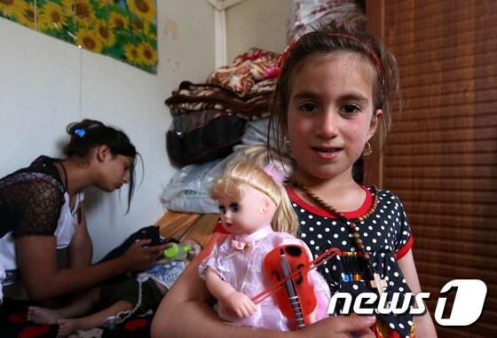 본문 이미지 - 수니파 극단주의 무장단체 이슬람국가(IS)에 납치됐다가 3년 만에 가족과 재회한 이라크 소녀 크리스티나 에조 오바다. ⓒ AFP=뉴스1