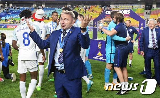 본문 이미지 - 폴 심슨 잉글랜드 감독이 11일 오후 경기도 수원시 팔달구 수원월드컵경기장에서 열린 'FIFA U-20 월드컵 코리아 2017' 시상식에 참석 후 익살스러운 표정을 짓고 있다. 베네수엘라를 1:0으로 물리친 잉글랜드는 U-20 월드컵 최초 우승을 달성했다. 2017.6.11/뉴스1 ⓒ News1 오장환 기자