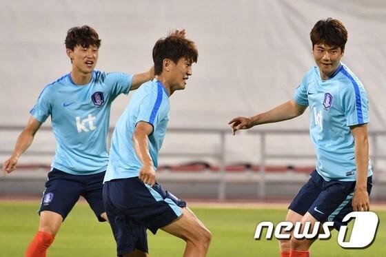 본문 이미지 - 대한민국 축구 대표팀 이재성이 11일 오후(현지시간) 카타르 도하에 위치한 알 아라비 스포츠 클럽 스타디움에서 이청용, 기성용과 훈련에 나서고 있다. 2017.6.12/뉴스1 ⓒ News1 임세영 기자