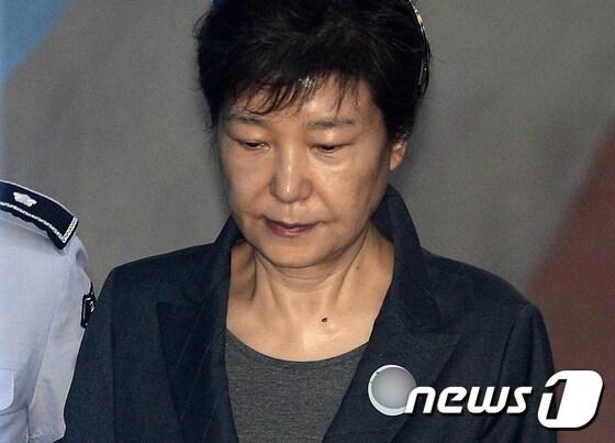 본문 이미지 - 박근혜 전 대통령이 12일 오전 서울 서초구 서울중앙지방법원에서 열린 592억 뇌물 등 16회 공판에 출석하고 있다. 2017.6.12/뉴스1 ⓒ News1 신웅수 기자