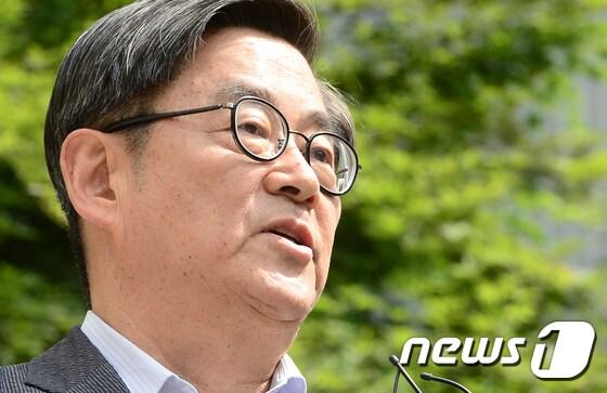 본문 이미지 - 안경환 법무부 장관 후보자가 12일 오후 서울 서초구 방배동 자신의 자택 앞에서 내정 소감을 밝히고 있다. 안 후보자는 "법과 원칙을 준수하고 개혁과 통합을 이루는데 앞장서서 혼신의 힘을 다하겠다＂며 ＂아울러 소수자와 사회적 약자를 배려하는 인권친화적 법무행정을 실현하는데 크게 기여하고자 한다＂고 밝혔다. 2017.6.12/뉴스1 ⓒ News1 신웅수 기자