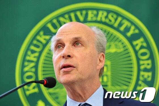 본문 이미지 - 로저 콘버그 미국 스탠퍼드대 교수가 12일 오후 서울 광진구 건국대학교 생명과학관에서 열린 상허생명과학대학 출범 심포지엄에서 '4차 산업 혁명 시대 생명과학 교육'을 주제로 특강을 하고 있다. 2017.6.12/뉴스1 ⓒ News1 이승배 기자