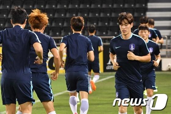 본문 이미지 - 대한민국 축구 대표팀이 12일 오후(현지시간) 카타르 도하에 위치한 자심 빈 하마드 경기장에서 훈련을 하고 있다.  2017.6.13/뉴스1 ⓒ News1 임세영 기자