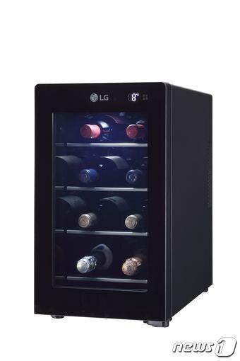 본문 이미지 - LG전자의 소형 와인냉장고 'LG 와인셀러 미니'. (LG전자 제공) ⓒ News1