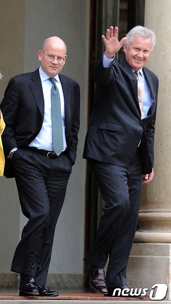 본문 이미지 - 제프리 이멜트 제너럴일렉트릭(GE) 최고경영자(CEO) 겸 회장(오른쪽)이 오는 8월1일로 CEO 자리를 후임자 존 플래너리 GE 헬스케어 CEO(왼쪽)에게 승계한다. 회장직은 내년 1월1일자로 승계된다. ⓒ AFP=뉴스1