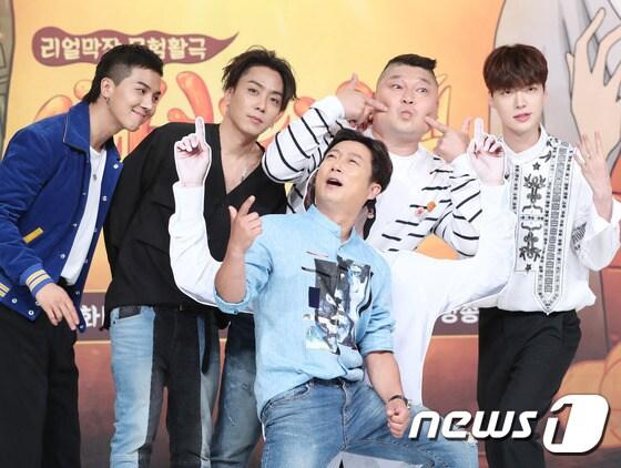 본문 이미지 - 송민호, 은지원, 이수근, 강호동, 안재현(왼쪽부터)이 13일 오후 서울 영등포 타임스퀘어에서 열린 tvN \'신서유기4\' 제작보고회에 참석해 포즈를 취하고 있다. ⓒ News1 권현진 기자