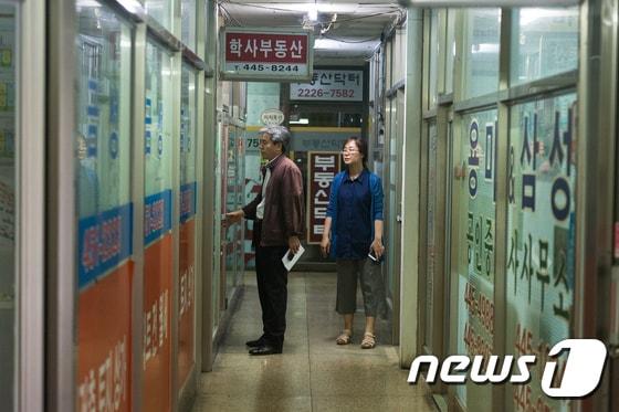 본문 이미지 - <자료 사진> 지난 2017년 국토교통부와 강남구청 공무원들이 떴다방 등 청약 불법행위 및 다운계약서 작성 등 실거래가 허위신고를 집중점검하기 위해 부동산 과열지역 집중점검을 하고 있다.  2017.6.13/뉴스1 ⓒ News1 유승관 기자