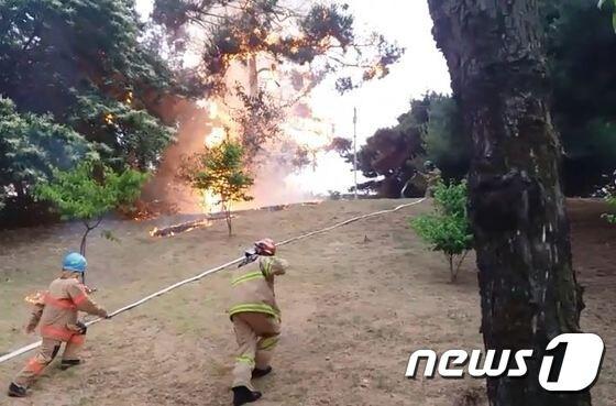 본문 이미지 - 13일 오후 7시25분께 충북 청주시 흥덕구 가경동 꽃재공원에서 불이 나 소방대원들이 진화를 벌이고 있다.(청주서부소방서 제공)ⓒ News1