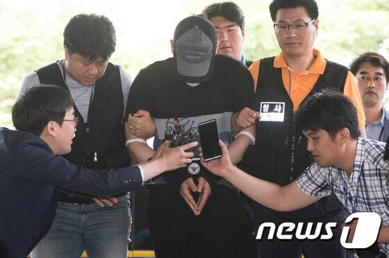 본문 이미지 - 연세대학교 사제폭발물 폭발사건을 일으킨 혐의를 받고 있는 김모씨가 15일 서울 마포구 서부지방법원에서 열린 구속 전 피의자심문(영장실질심사)에 출석하고 있다. 2017.6.15/뉴스1 ⓒ News1 유승관 기자