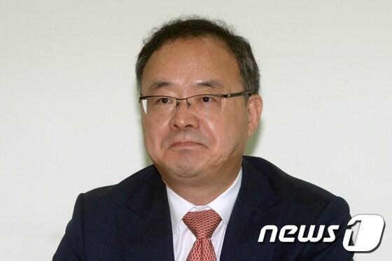 본문 이미지 - 이용수 대한축구협회 기술위원장이 15일 오후 경기도 파주 국가대표트레이닝센터(NFC)에서 열린 '2017 제5차 KFA 기술위원회'에 참석하고 있다. 이날 열린 기술위원회에서 대표팀 성적 부진을 이유로 이 위원장과 울리 슈틸리케 국가대표 감독의 거취에 대해 논의할 예정이다. 2017.6.15/뉴스1 ⓒ News1 황기선 기자