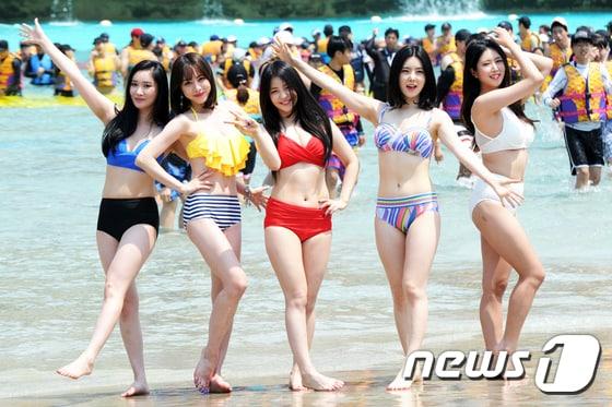 본문 이미지 - 걸그룹 브레이브걸스가 15일 오후 강원도 홍천 대명 비발디파크 오션월드에서 진행된 2017 오션월드 포토데이 행사에서 비키니를 입고 아찔한 자태를 뽐내고 있다. 2017.6.15/뉴스1 ⓒ News1 박하림 기자