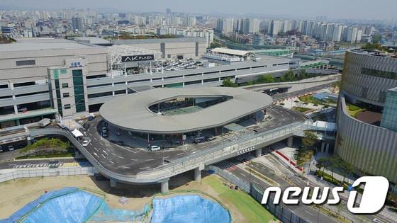 본문 이미지 - 지하철과 경부선 열차·버스·택시·승용차·자전거 등 수원역을 통과하는 모든 교통수단을 편하게 갈아탈 수 있는 수원환승센터는 16일 개통식을 열고 영업을 시작하며 버스와 지하철 환승의 경우 19일부터 정식 운영된다. 사진은 15일 오후 경기도 수원시 팔달구 수원역환승센터 모습. 2017.6.15/뉴스1 ⓒ News1 오장환 기자