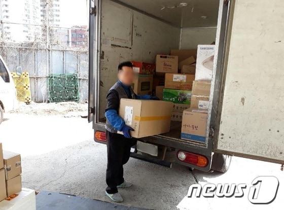 본문 이미지 - 동작지역자활센터의 성공사례인 '한손택배'의 한영식씨(가명/동작구 제공) ⓒ News1