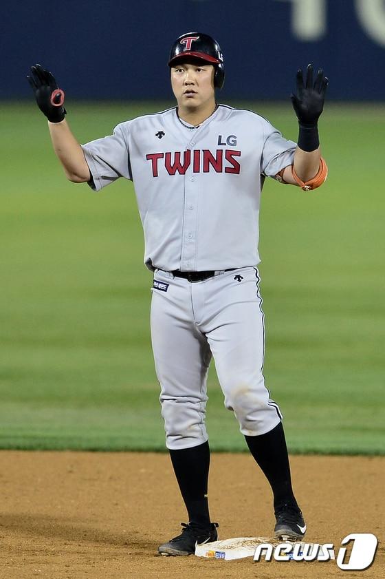 본문 이미지 - LG 트윈스 안방마님 조윤준이 15일 잠실구장에서 열린 두산 베어스와 경기에서 5타수 2안타 3타점으로 맹타를 휘둘렀다. /뉴스1 DBⓒ News1 민경석 기자