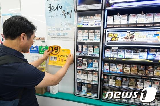 본문 이미지 - 최근 서울 송파구 거여동·마천동 일대 편의점주들이 두려움에 떨고 있다. 편의점을 돌며 '미성년자 담배 판매'로 협박하며 돈을 뜯어내는 10대 청소년 무리 때문이다. 2017.6.16/뉴스1 ⓒ News1 유승관 기자