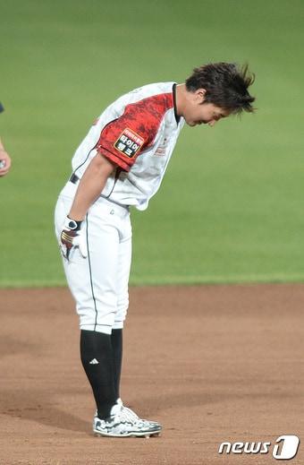 본문 이미지 - kt 위즈의 이진영은 지난달 16일 수원 홈 구장에서 열린 한화 이글스와의 경기에서 2000안타를 달성했다./뉴스1 DB ⓒ News1 오장환 기자