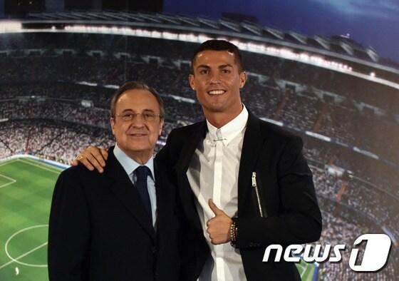 본문 이미지 - 크리스티아누 호날두(오른쪽)와 플로렌티노 페레스 레알 마드리드 회장. ⓒ AFP=News1