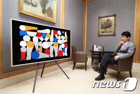 본문 이미지 - 삼성전자 모델이 19일 'JW 메리어트 호텔 서울'의 1층 로비에 설치된 삼성전자 '더 프레임'을 보고 있다. (삼성전자 제공) ⓒ News1