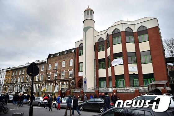 본문 이미지 - 19일(현지시간) 승합차 돌진이 발생한 런던 핀스버리 파크 인근 '핀스버리 파크 모스크'. ⓒ AFP=뉴스1