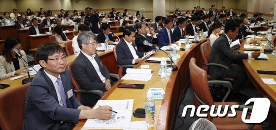 본문 이미지 - 19일 경기 고양시 일산 사법연수원에서 열린 전국 법관대표회의에 참석한   판사들이 굳은 얼굴로 자리하고 있다.2017.6.19/뉴스1 ⓒ News1 오대일 기자