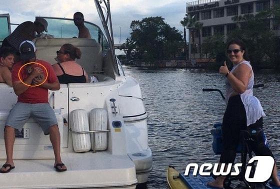 본문 이미지 - 미국 플로리다주 탬파베이의 힐스버러강에 빠진 고양이 '럭키'와 그를 구조한 사람들.(사진 Jessica Greenbauer 페이스북 캡처)ⓒ News1