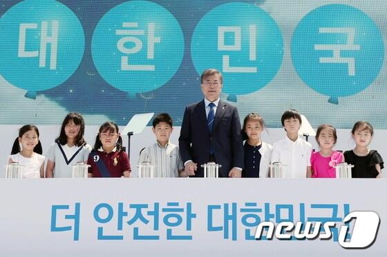 본문 이미지 - 문재인 대통령이 19일 오전 부산 기장군 고리원자력본부에서 열린 고리원전 1호기 영구정지 선포식에서 고리 인근 초등학생들과 세리머니에 앞서 손을 잡고 있다. (청와대) 2017.6.19/뉴스1 ⓒ News1 이광호 기자