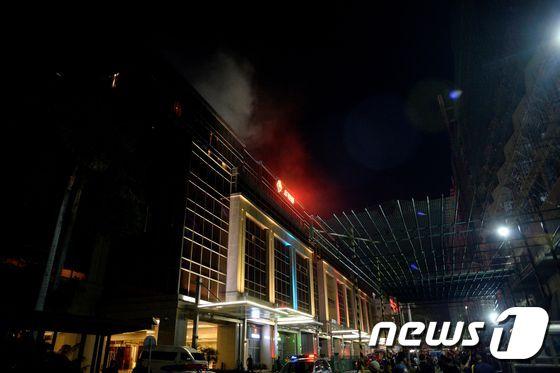 본문 이미지 - 무장 괴한의 총격과 방화가 발생한 필리핀 마닐라의 카지노 호텔 복합시설 '리조트 월드 마닐라'. ⓒ AFP=뉴스1