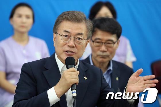 본문 이미지 - 문재인 대통령이 지난 2일 국가 치매책임제와 관련해 서울 강남구 국민건강보험 서울요양원을 방문, 치매 환자 및 가족, 종사자들과 간담회를 하고 있다.  (청와대) 2017.6.2/뉴스1 ⓒ News1 이광호 기자