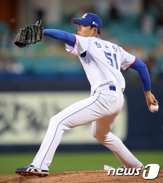 본문 이미지 - 2일 KIA 타이거즈를 상대로 3⅔이닝 무실점 호투를 펼치며 데뷔승을 거둔 삼성 라이온즈의 '2년차 신예' 최충연ⓒ News1