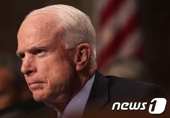 본문 이미지 - 존 매케인 미국 상원의원(공화·애리조나). ⓒ AFP=뉴스1