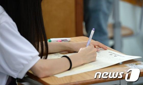 본문 이미지 - 국가수준 학업성취도평가를 치르는 모습. (사진은 기사 내용과 무관함) / 뉴스1 ⓒ News1 오장환 기자