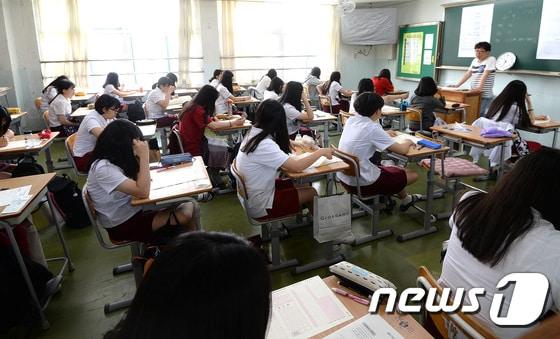 본문 이미지 - 20일 오전 경기도 수원시 팔달구 수원여자고등학교에서 2학년 학생들이 2017년 국가수준 학업성취도평가를 치르고 있다. 2017.6.20/뉴스1 ⓒ News1 오장환 기자