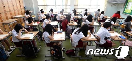 본문 이미지 - 20일 오전 경기도 수원시 팔달구 수원여자고등학교에서 2학년 학생들이 2017년 국가수준 학업성취도평가를 치르고 있다.  2017.6.20/뉴스1 ⓒ News1 오장환 기자