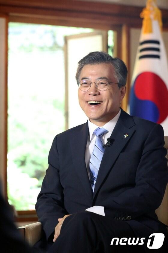 본문 이미지 - 문재인 대통령이 20일 오전 청와대에서 미국 CBS 디스 모닝(This Morning)과 인터뷰를 하고 있다. (청와대) 2017.6.20/뉴스1 ⓒ News1 이광호 기자