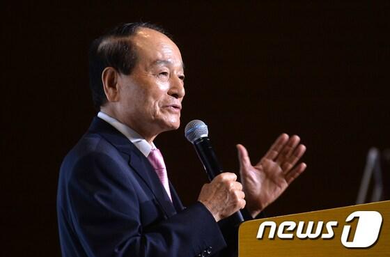 본문 이미지 - 오명 전 부총리 겸 과학기술부 장관이 20일 서울 여의도 전경련회관 컨퍼런스홀에서 열린 '30년 후의 코리아를 꿈꿔라' 북 콘서트에서 '오케스트라의 지휘자 같은 리더십'을 주제로 강연하고 있다. 2017.6.20/뉴스1 ⓒ News1 구윤성 기자